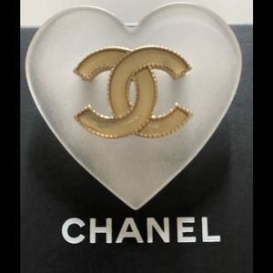 ♥️Chanel heart brooch